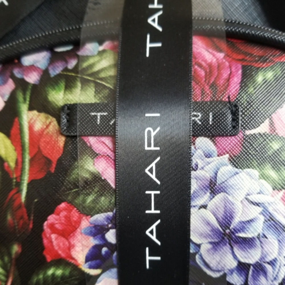 🆕️⬇️🎉HOST PICK🎉 Tahari 2 Pc Dome Travel Cosmetic Set With Bonus Travel Bottle - Picture 8 of 13